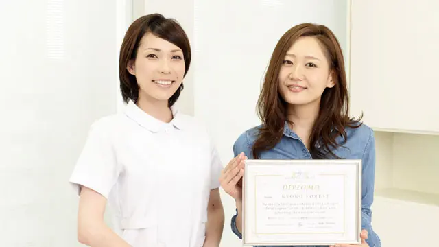 受講終了後にはディプロマ授与を授与(ディプロマを取得された卒業生の写真)